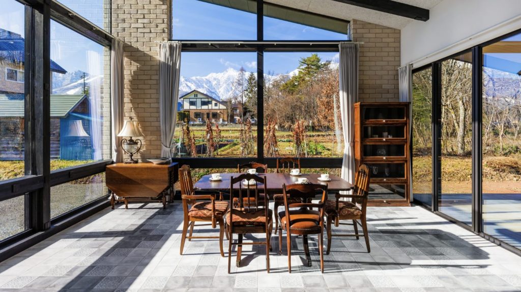 Jolie Maison Chalet dining area